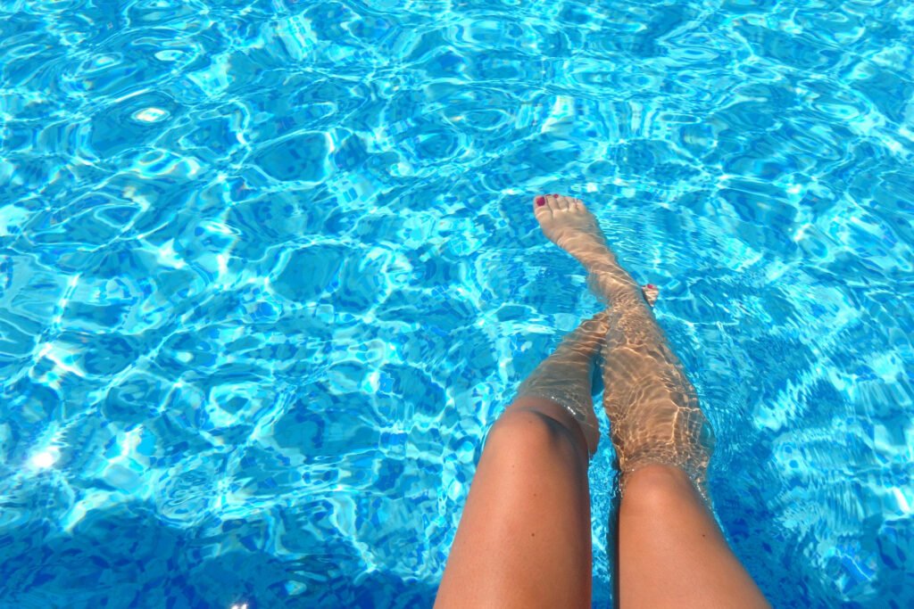 cloro tradicional vs cloracion salina - las 7 diferencias - piscina natural